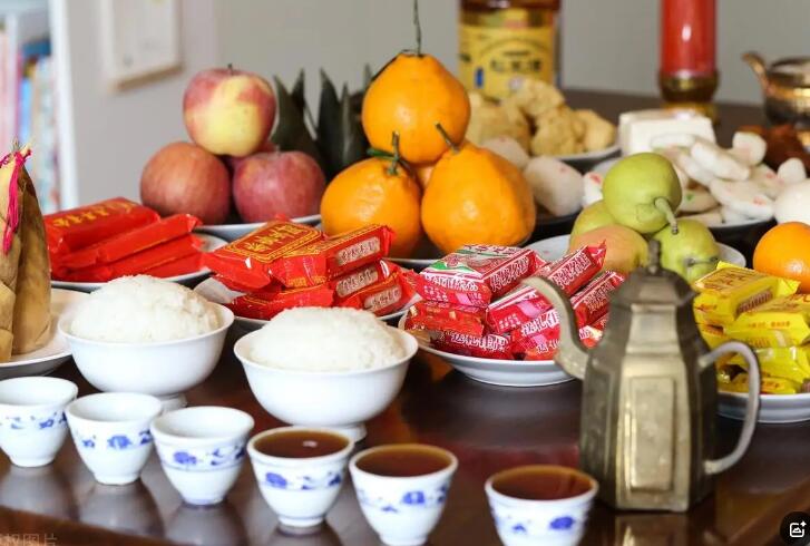 風水先生講述財神貢品的擺放和數量